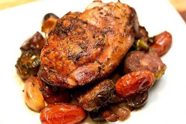 Вкусная курица с овощами в духовке