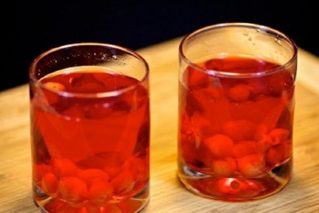Компот из вишни в кастрюле